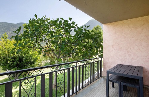 Introd House | Holiday Home 'Le Cré Appartamento 5' with Mountain View, Shared Garden and Wi-Fi