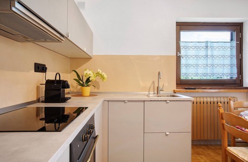 Introd House | Holiday Home 'Le Cré Appartamento 2' with Mountain View, Shared Garden and Wi-Fi