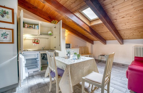 Valfabbrica House | Holiday Home "Le More - Casa Zara" with Shared Garden and Wi-Fi