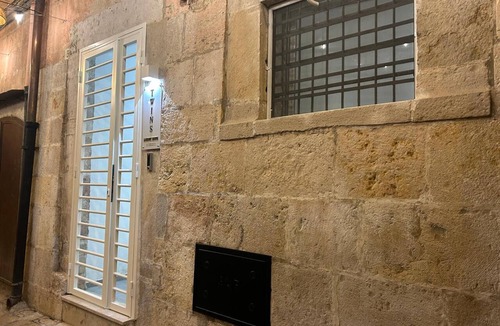 Barletta House | Holiday Home 'Twins Luxury Suite' with Wi-Fi and Air Conditioning