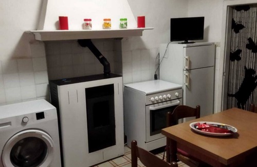 Castell'Azzara House | Holiday Home 'Zara' with Balcony & Wi-Fi