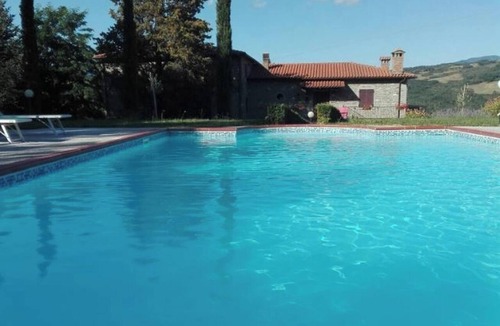 Caprese Michelangelo House | Homerez - House with Pool in Caprese Michelangelo + 40m²