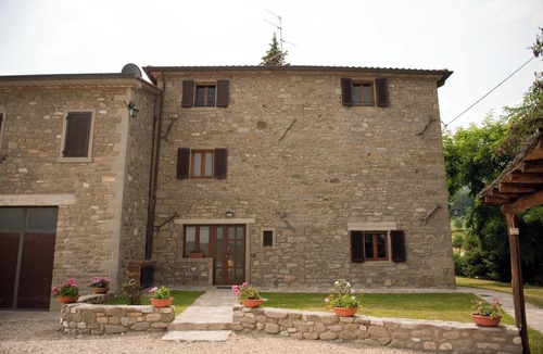 Caprese Michelangelo House | Homerez - House with Pool in Caprese Michelangelo + 40m²