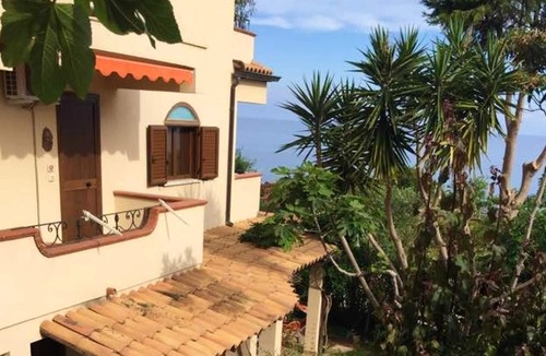 Parghelia House | Homerez - House for 6 ppl. with shared pool and terrace at Vibo Valentia