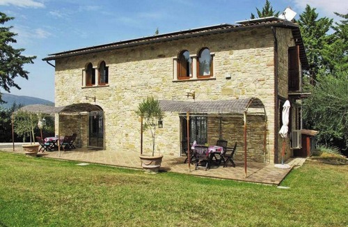 Ramazzano House | Homerez - Spacious House in Ramazzano with Shared Pool
