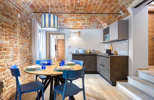 Alba Apartment | Hostdomus - The Court