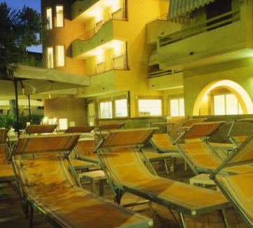 Martinsicuro Hotel | Hotel Rivadoro-Spiaggia ombrellone e lettini-Piscina-Parcheggio
