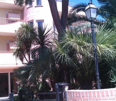 Martinsicuro Hotel | Hotel Rivadoro-Spiaggia ombrellone e lettini-Piscina-Parcheggio