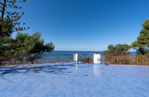 Santa Maria di Castellabate Apartment | House with terrace and direct access to the beach