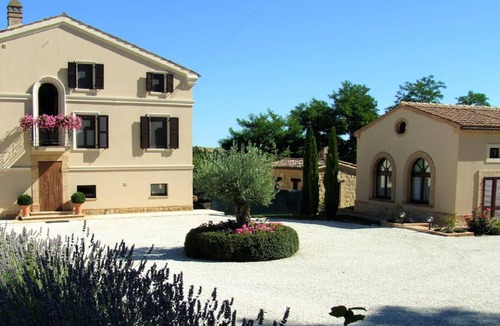 Gualdo Cottage | Hunters Lodge - luxury 1 bedroom house with exclusive pool.