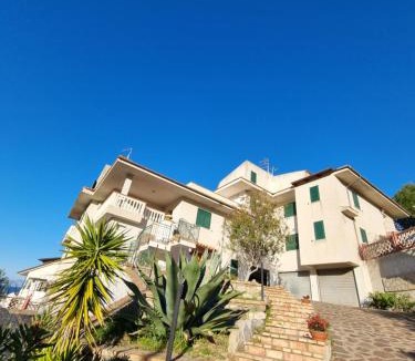 Mandatoriccio Apartment | I giardini del castello 5