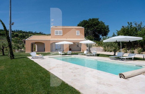 Atri Villa | If you are looking for a unique and exclusive holiday, Villa Sofia is the solution for you! Located in a strategic position, ideal for those who want to enjoy a holiday 10 minutes from the sea surrounded by greenery. The jewel in the crown of the villa i