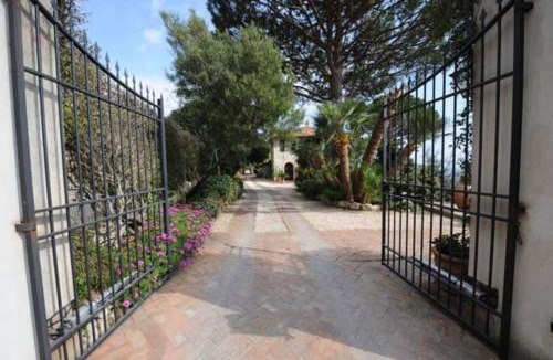 Formia Villa | Il Casale villa con piscina e giardino vista mare
