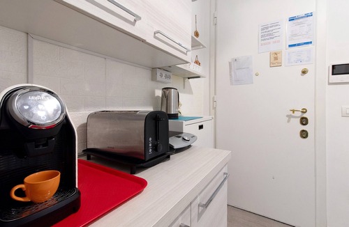 Municipio 2 Apartment | 'Il Centro' Apartment with Balcony, Wi-Fi and Air Conditioning