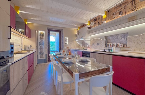 San Benedetto del Tronto Apartment | Il Cielo in Una Stanza is a stylish ground floor apartment within Villa Antolina Apartments in San Benedetto del Tronto. Just 5 minutes from the beach, it features 2 double bedrooms, spacious living with kitchen, fireplace and bar, WiFi, smart TVs in all