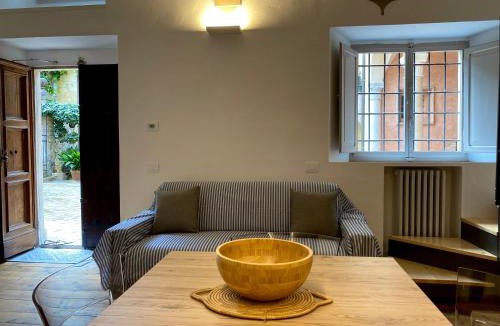 Pesaro Apartment | Il cortile in centro