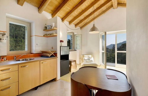 Borzonasca Apartment | Il Mulino - Terra Apartment with Mountain View, Shared Garden, and Balcony