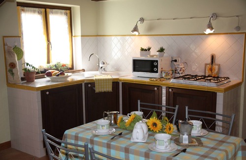 Casperia House | INDEPENDENT APARTMENT (SUNFLOWER HOUSE)