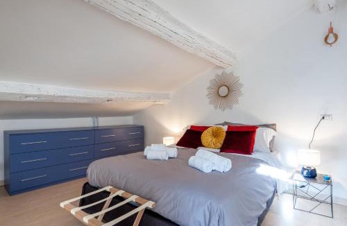 Rome City Centre Apartment | IREX Trevi Fountain private Penthouse near Spanish Steps & Pantheon