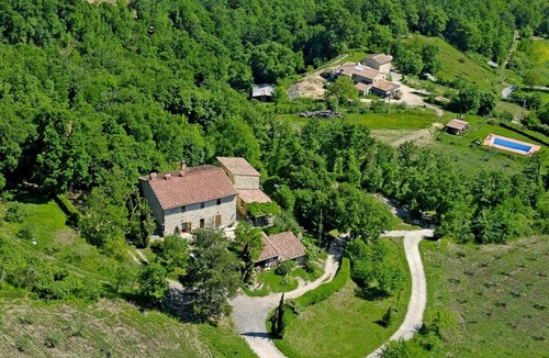 Castelnuovo di Val di Cecina Apartment | Cozy apartment on a vacation farm with pool