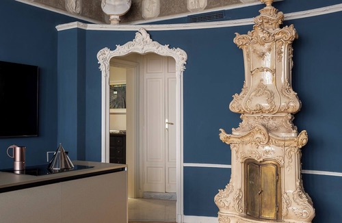Rione II Trevi Apartment | Iustitia - Apartment with Frescoes