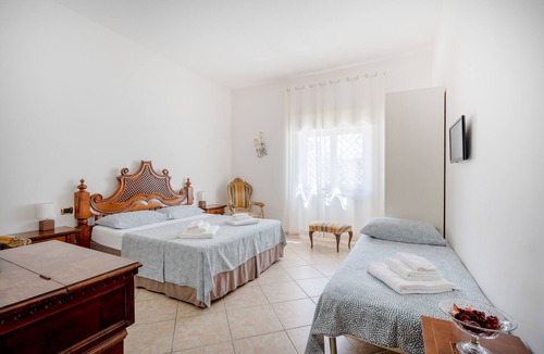 Palese Bed & Breakfast | King Deluxe Room with Shared Terrace, Wi-Fi and Air Conditioning