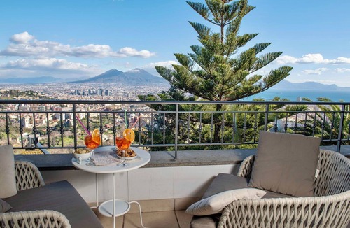 Arenella Apartment | King Suite with Panoramic Jacuzzi, Terrace, Kitchen, and 2 Bedrooms