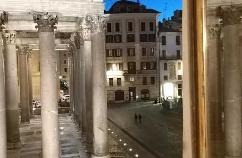 Rome City Centre Apartment | L'antica dimora con splendida vista sul Pantheon