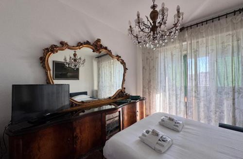 Quarto Cagnino Apartment | L Archè San Siro Golden Mirror Home Milano