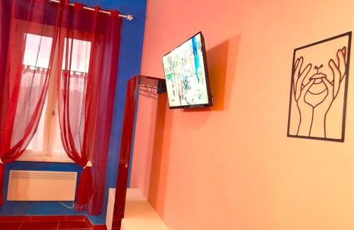 Fiuggi Apartment | LA CASA DI CARTA red