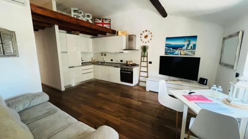 Pegli Apartment | La Casa di Edo - Sea View Apartment near Beach, AC & Private Parking
