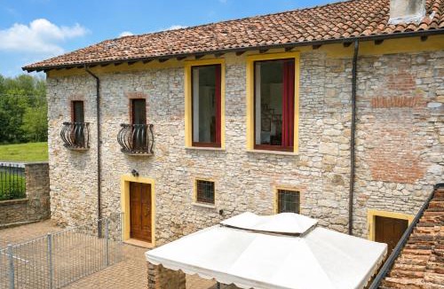 Valdamonte Apartment | La corte di Betty - dimora in pietra con camino