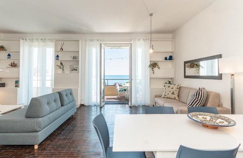 Arenzano Apartment | "La Finestra Sul Blu" giardino sul mare e posto auto