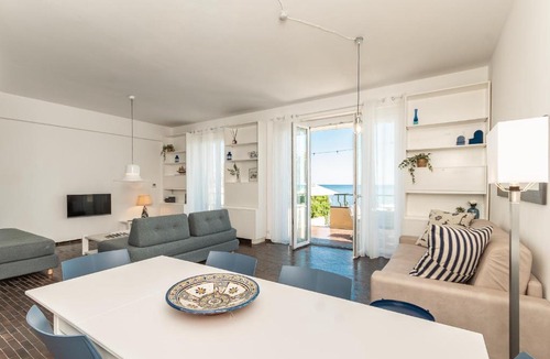 Arenzano Apartment | "La Finestra Sul Blu" giardino sul mare e posto auto