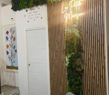 Secondigliano House | La Petite Maison