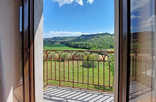 Corbara Villa | La Pietra farmhouse, private swimming pool, accommodates 6 guests