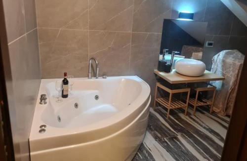 Cabanette House | LA SUITE DEL DOGE - Suite Privata con Vasca Idromassaggio e Ingresso Indipendente,Camino e Cromoterapia
