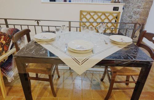 Assisi Apartment | La Suite di Santa Chiara by MyAssisiSuite - Dormi in una Casa del '400 - 125 mq, RARO PIANO TERRA - 3 Veri Letti Matrimoniali, Zero Divani Letto - LIVE CHECK-IN, No Key Box, 3 Real Beds, Jacuzzi - Mówimy po polsku