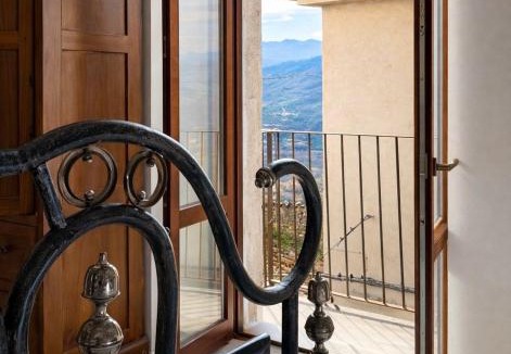 Bomba House | Lago di Bomba, incantevole borgo, 6 posti letto, 2 bagni, piscina comunale convenzionata a 2 minuti