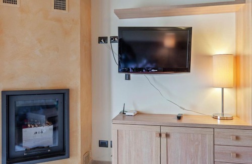Scanno House | Lake-view Holiday Home in Scanno with Garden and Fireplace