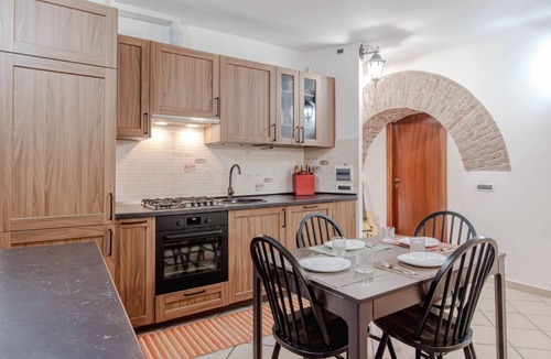Lagaccio Apartment | Large and welcoming 100m2 apartment, perfect for 6 guests, located on the ground floor (10 steps to the hallway to access).Located in a strategic position a stone's throw from Piazza Principe station, the city center and all the main attractions can be e