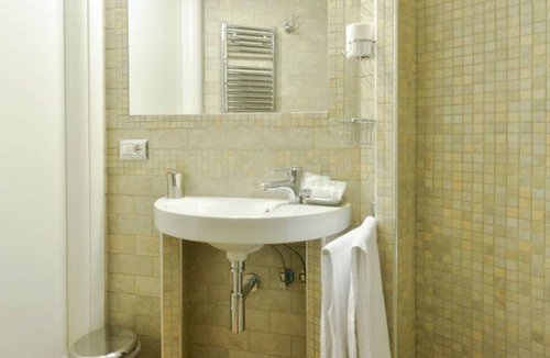 Rione IV Campo Marzio Apartment | Lata Luxury Apartment (Red)