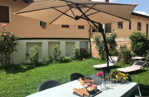 Castagnito House | Le Aromatiche, appartamento in cascina con giardino