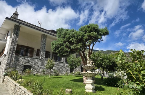 Villair-Amerique Apartment | Lighthouse Retreat – Relax in a Peaceful Garden with Breathtaking Mountain Views