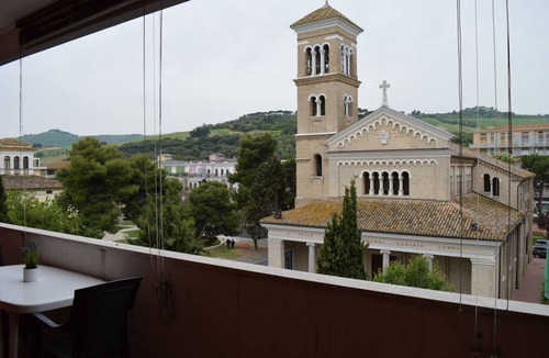 Pineto Apartment | Located in the very heart of Pineto, just a short walk from the beach and extremely convenient to the train station, Sant’Agnese Apartment is the perfect choice for a practical and relaxing holiday. Set on the third floor, it features a balcony overloo
