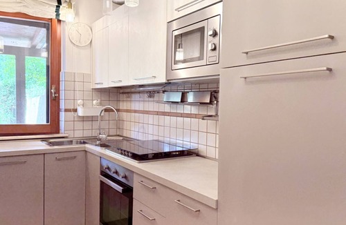 Sirolo Apartment | Location: quiet and central area of ​Sirolo, 150 meters from the square and the path that leads to the beach, reachable on foot.Description: apartment located on the ground floor with garden. Living room with sofa and dining table - separate kitchen