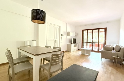 Sirolo Apartment | Location: quiet and central area of ​Sirolo, 150 meters from the square and the path that leads to the beach, reachable on foot.Description: apartment located on the ground floor with garden. Living room with sofa and dining table - separate kitchen