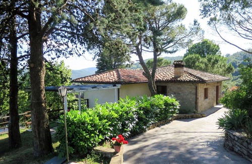 Monte Santa Maria Tiberina House | Lovely apartment in villa for 6 guests with pool, WIFI, patio, pets allowed and parking