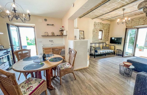 Cologna Spiaggia Villa | Lovely apartment in villa with WIFI, pool, A/C, hot tub, TV, patio, pets allowed and panoramic v.