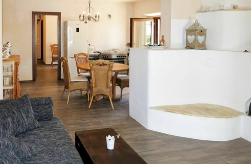 Cologna Spiaggia Villa | Lovely apartment in villa with hot tub, A/C, WIFI, pool, TV, patio, pets allowed and panoramic v.